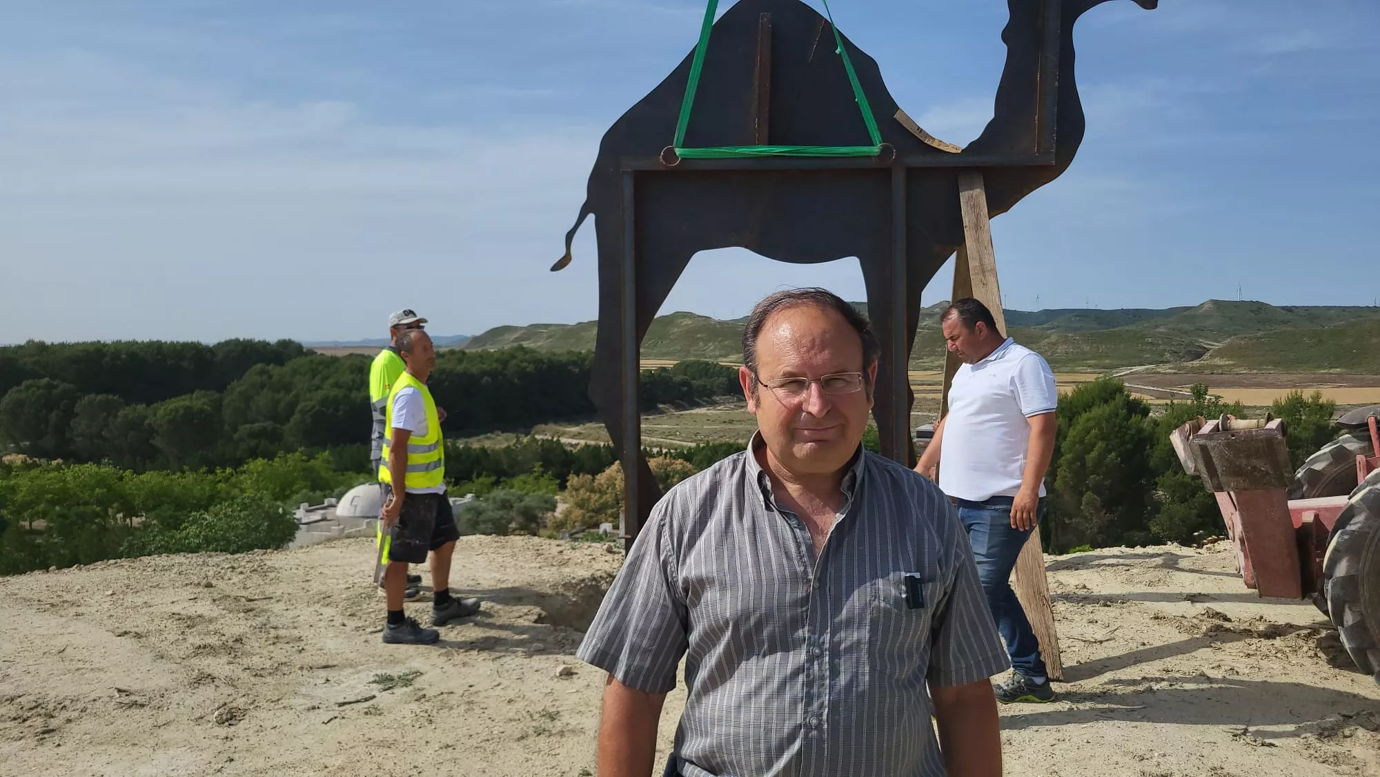 Trabajos para instalar el camello de mil kilos en la República Monegría