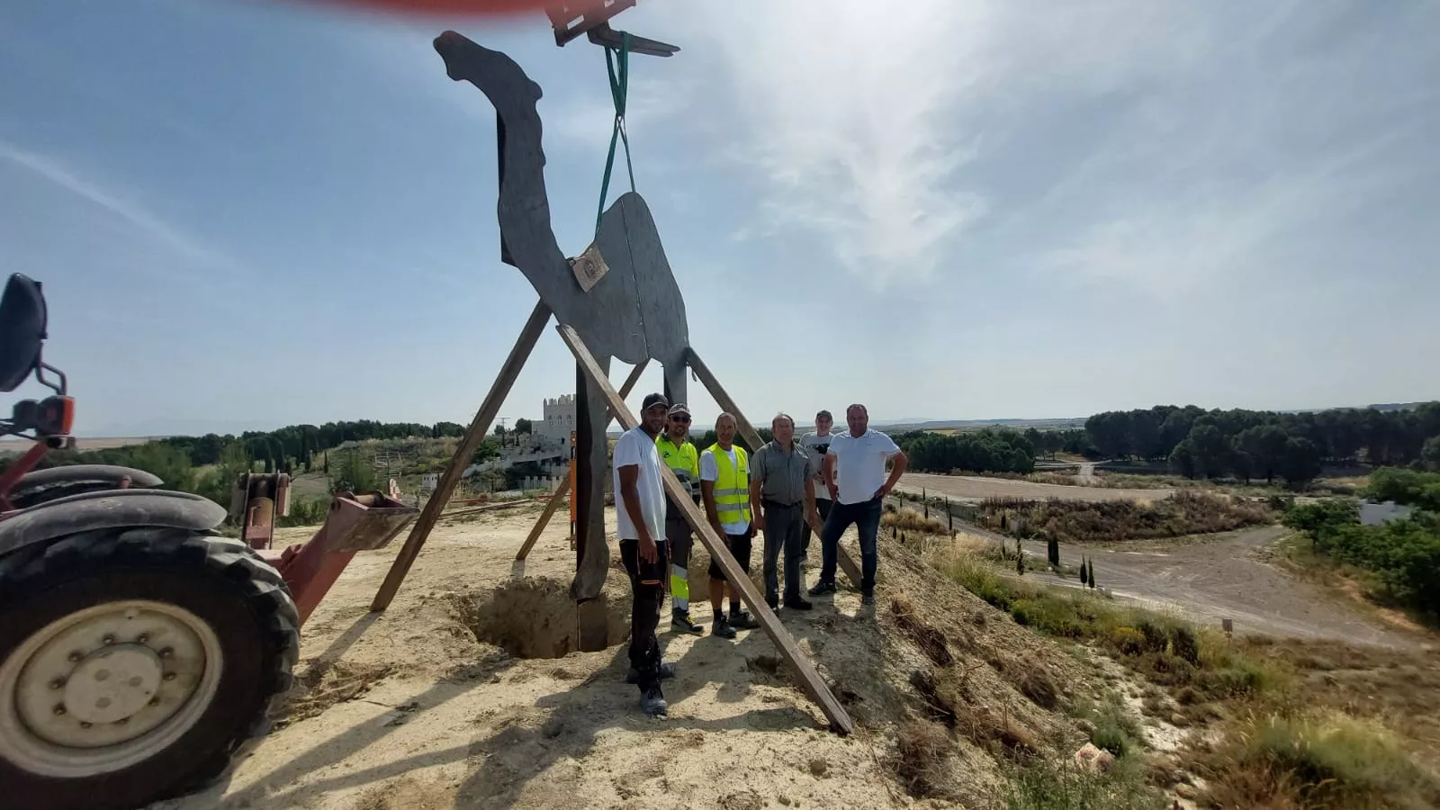 Trabajos para instalar el camello de mil kilos en la República Monegría