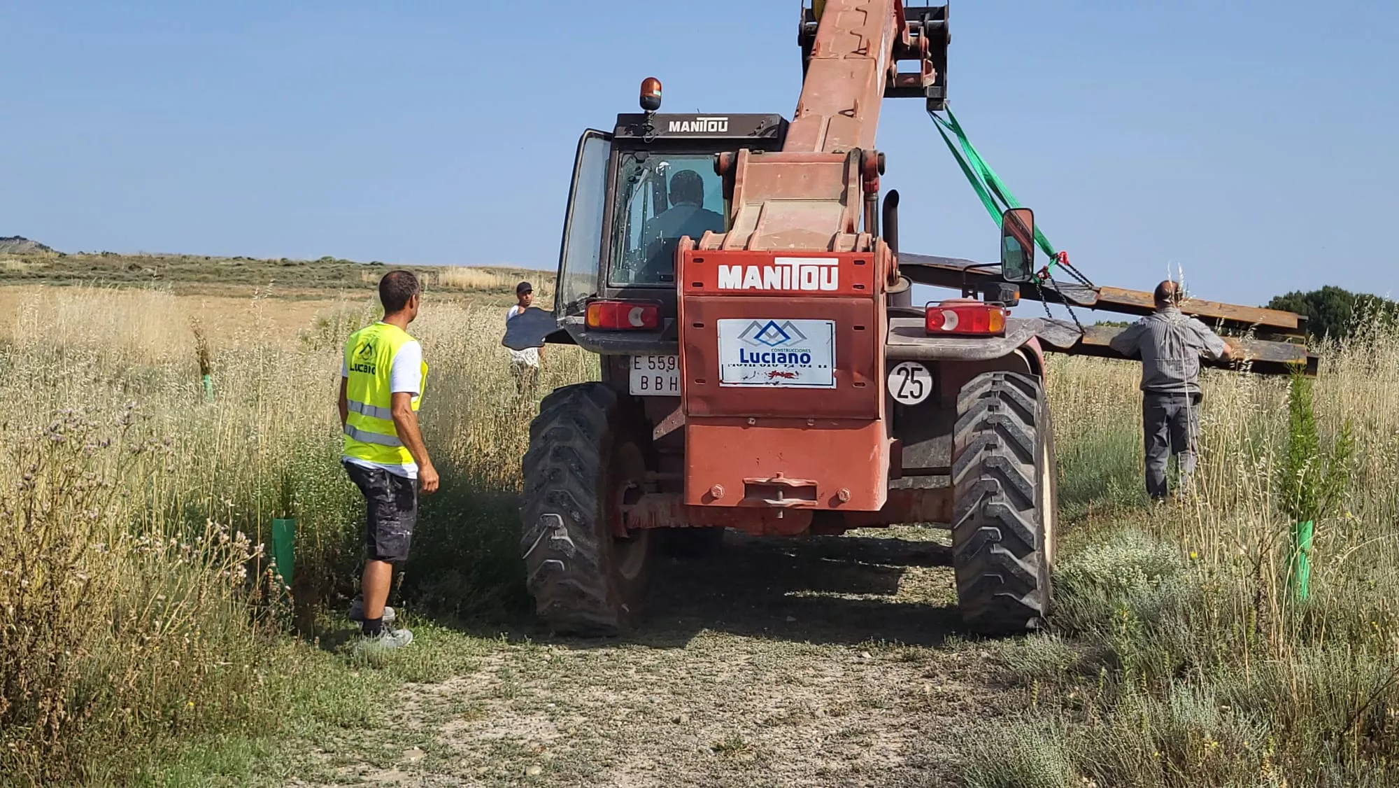 Trabajos para instalar el camello de mil kilos en la República Monegría