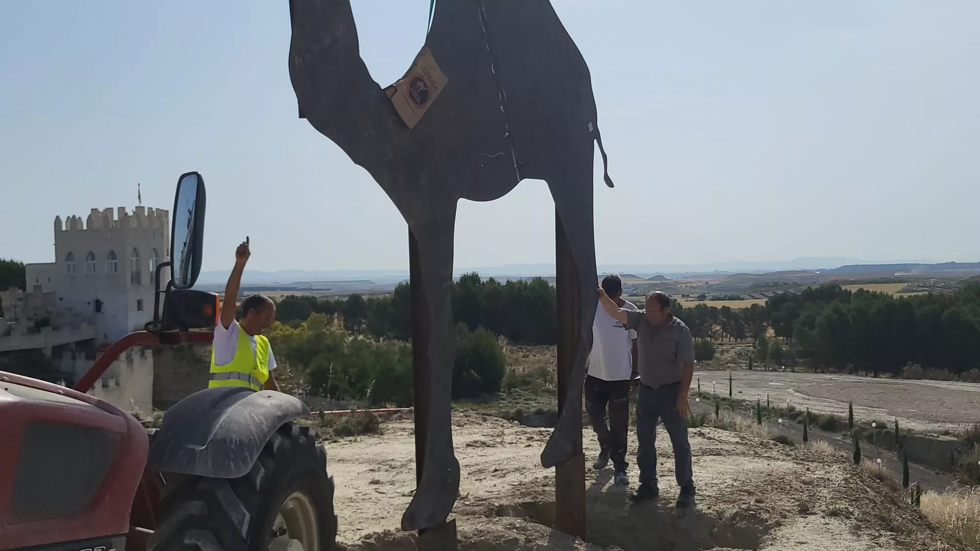 Trabajos para instalar el camello de mil kilos en la República Monegría