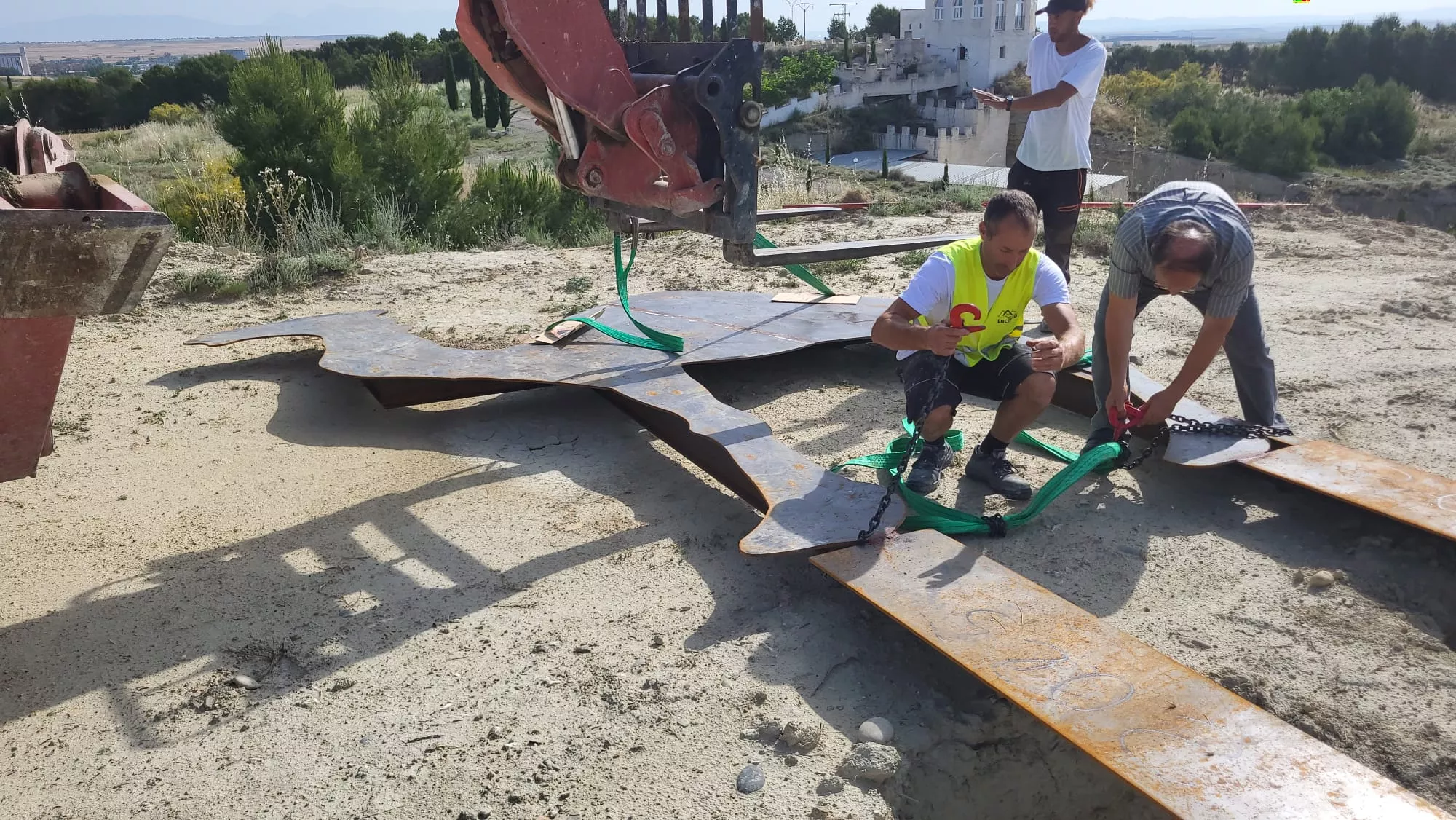 Trabajos para instalar el camello de mil kilos en la República Monegría