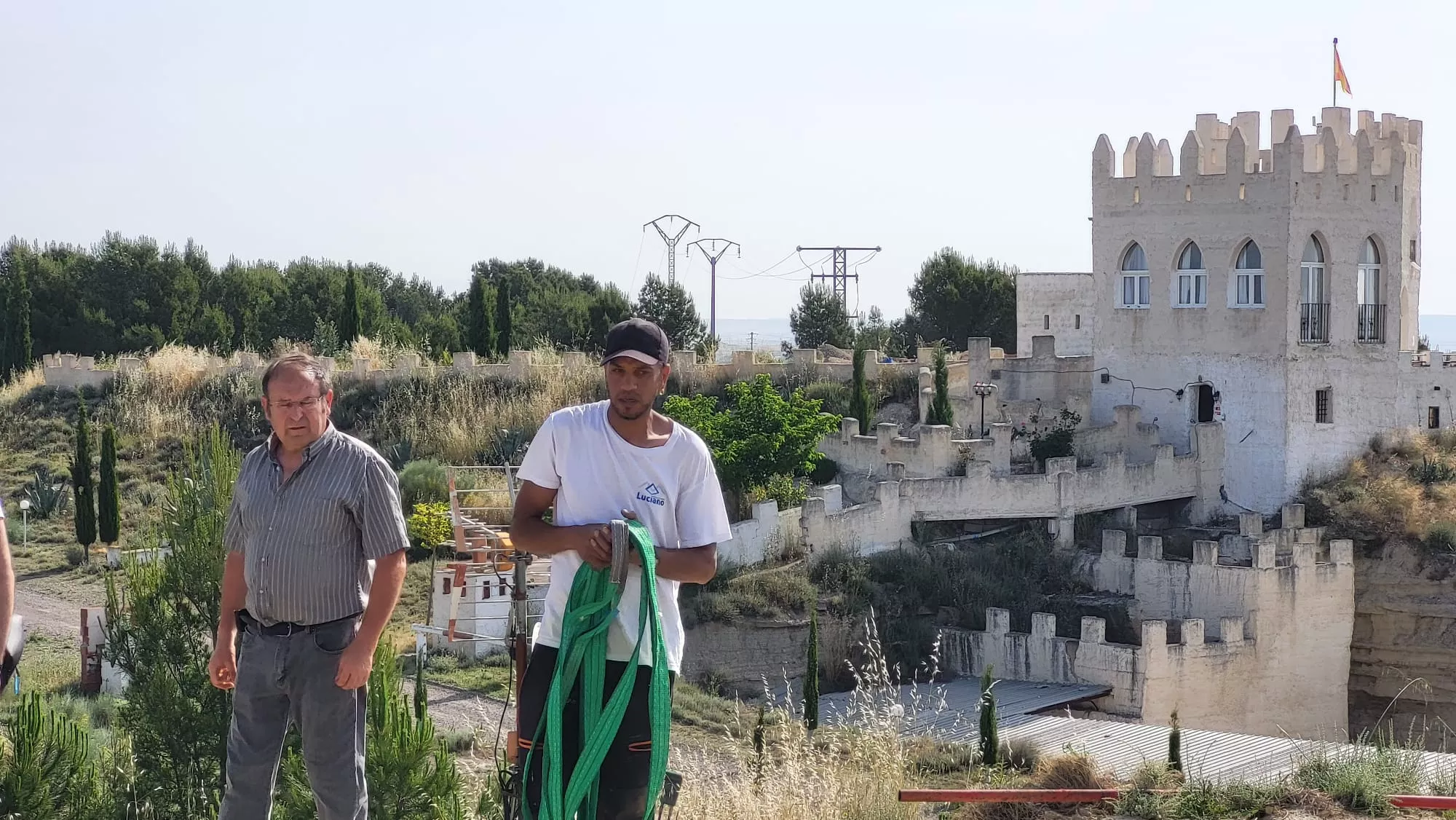 Trabajos para instalar el camello de mil kilos en la República Monegría