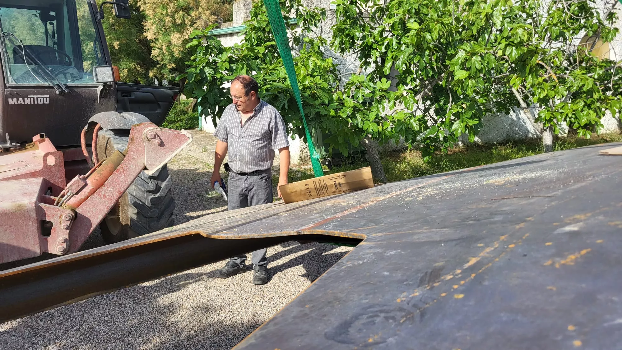 Trabajos para instalar el camello de mil kilos en la República Monegría