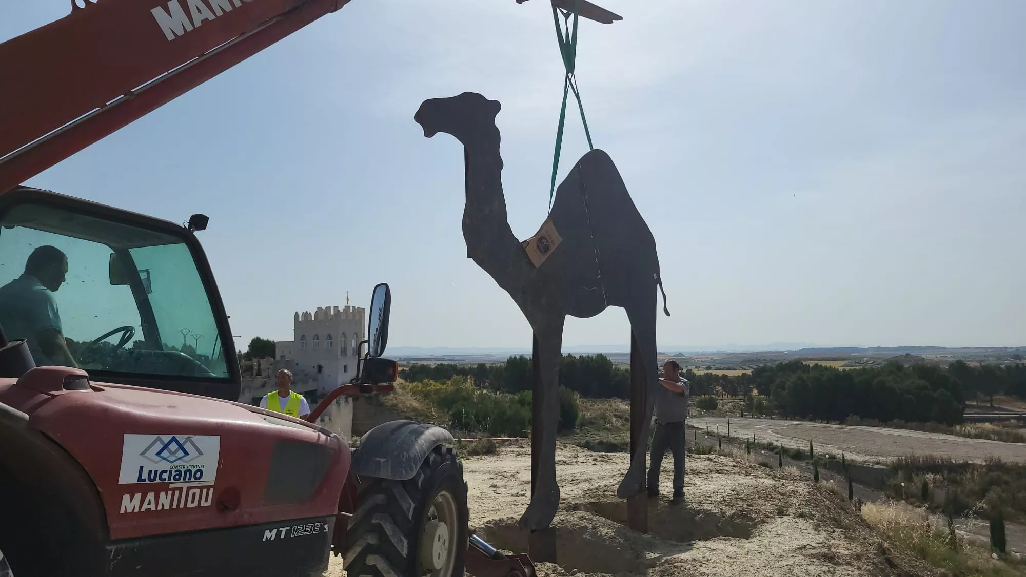 Trabajos para instalar el camello de mil kilos en la República Monegría