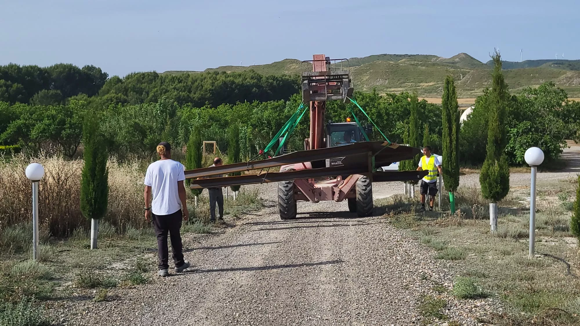Trabajos para instalar el camello de mil kilos en la República Monegría