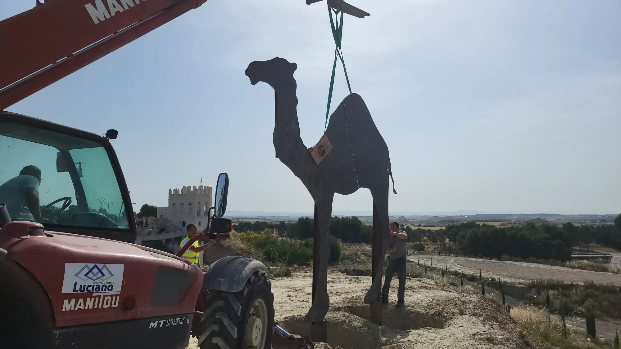 Trabajos para instalar el camello de mil kilos en la República Monegría