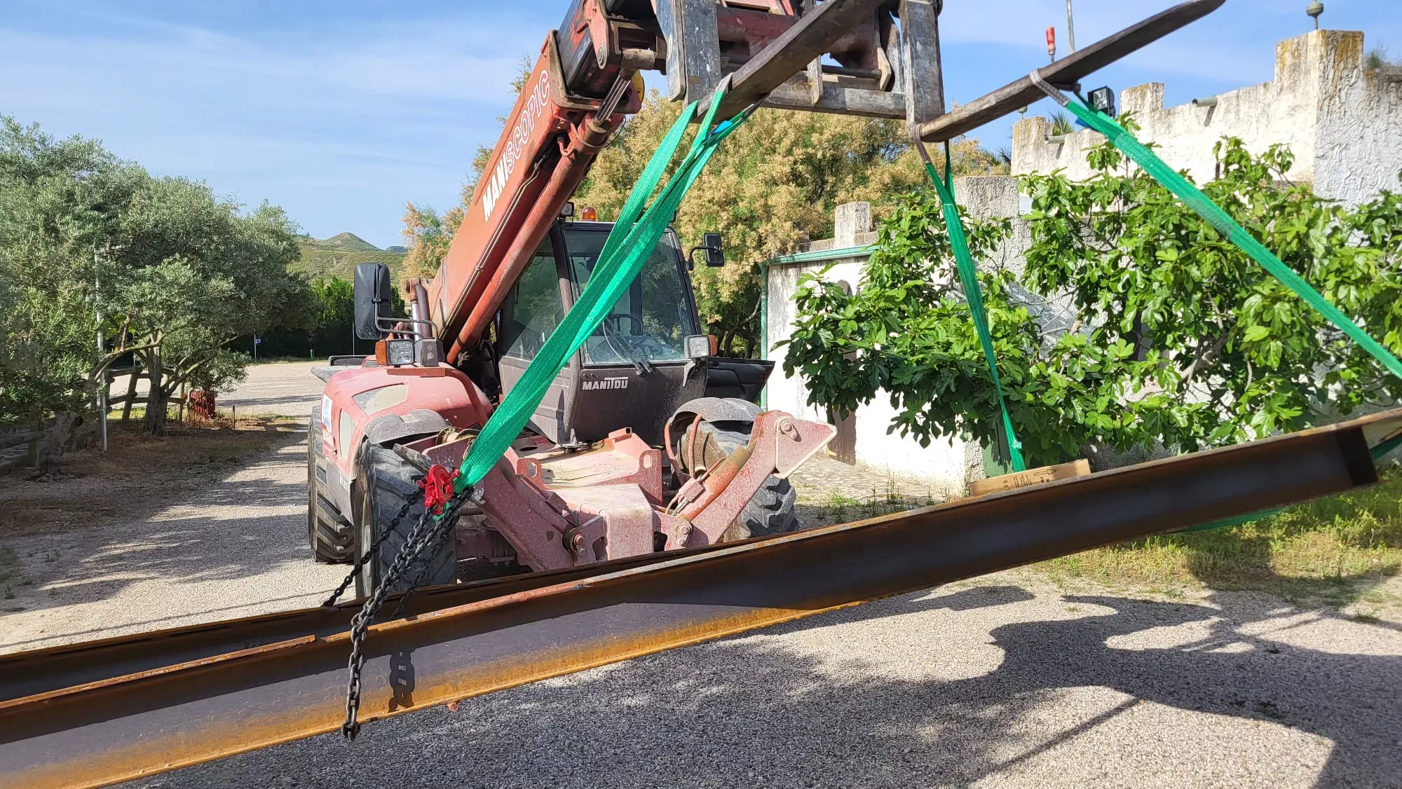 Trabajos para instalar el camello de mil kilos en la República Monegría