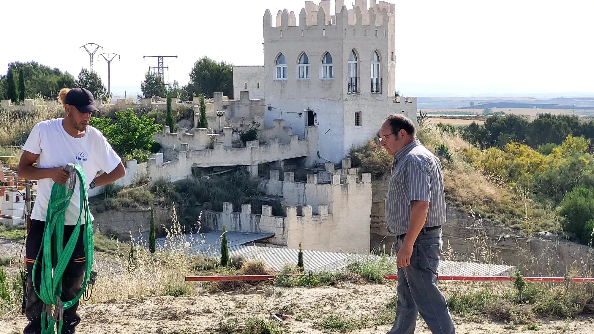 Trabajos para instalar el camello de mil kilos en la República Monegría