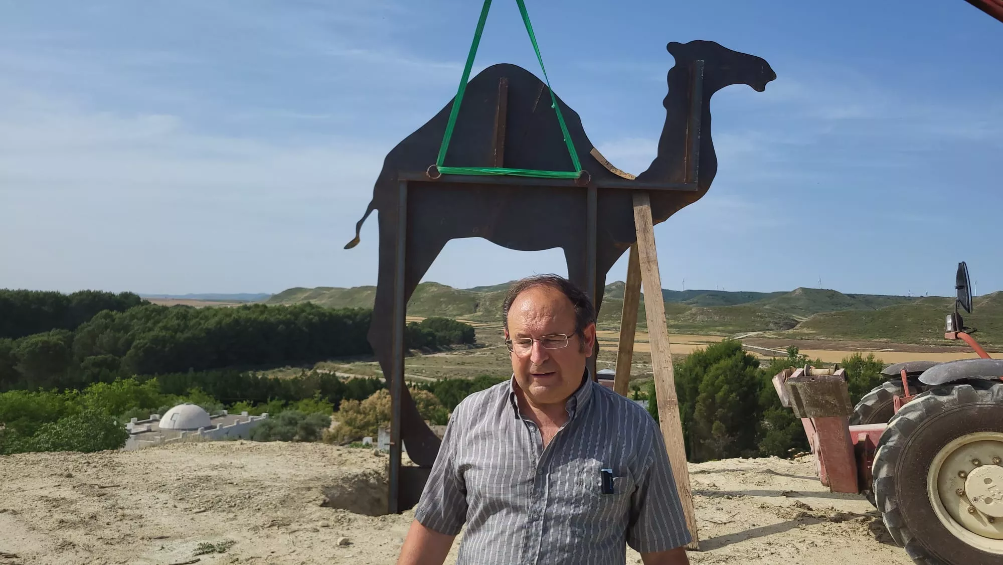 Trabajos para instalar el camello de mil kilos en la República Monegría