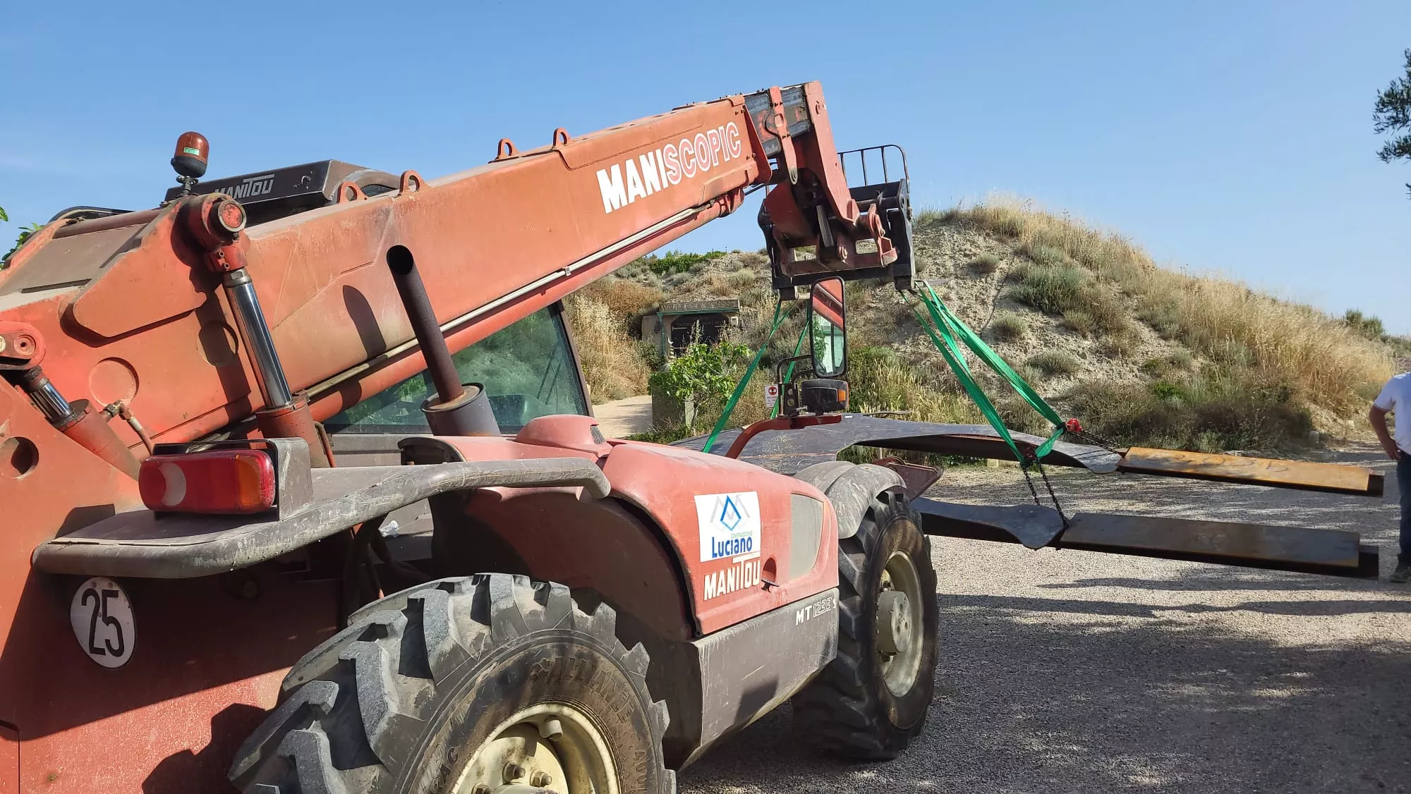 Trabajos para instalar el camello de mil kilos en la República Monegría