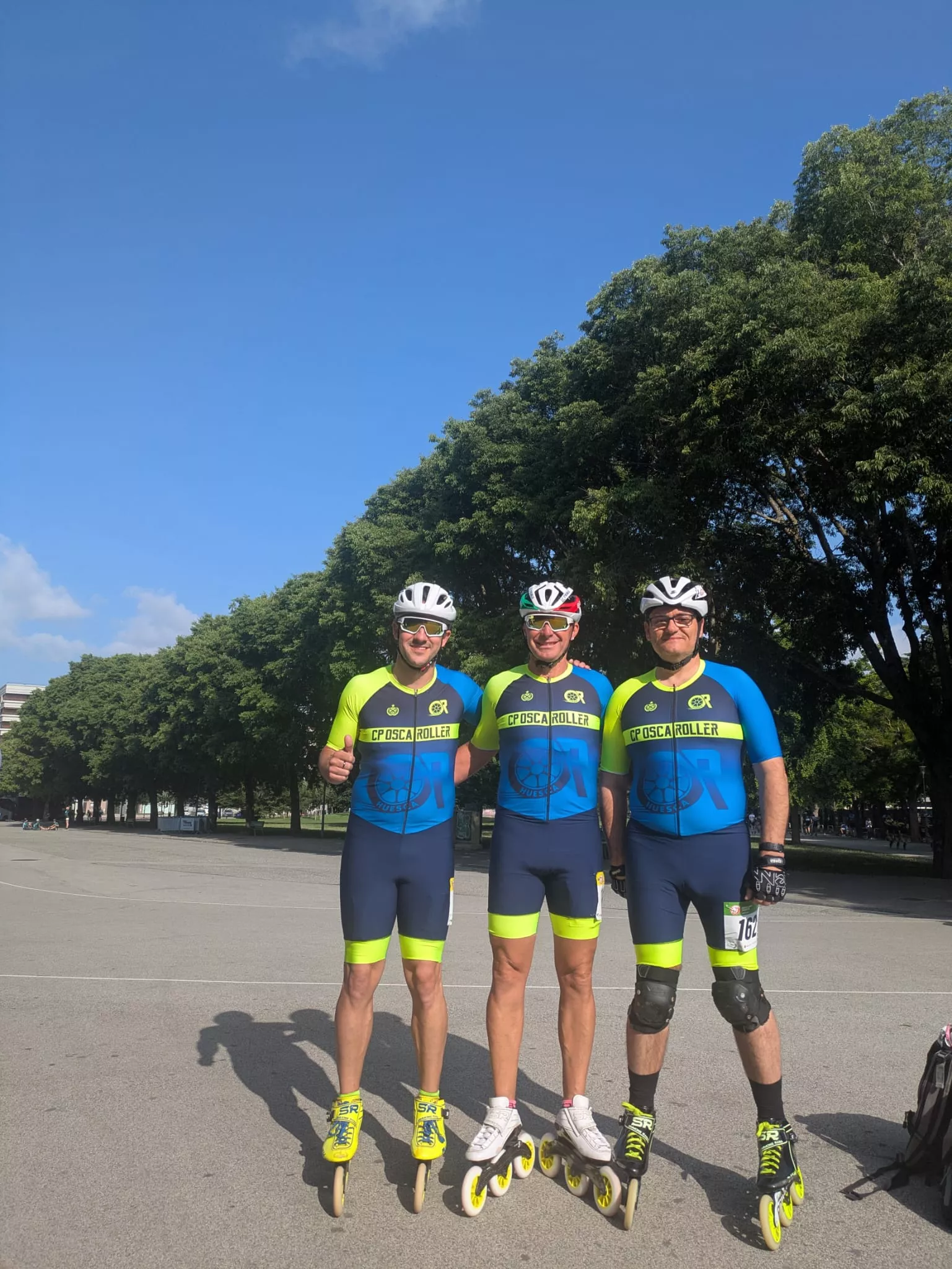 Los tres patinadores de Osca Roller en la maratón navarra.