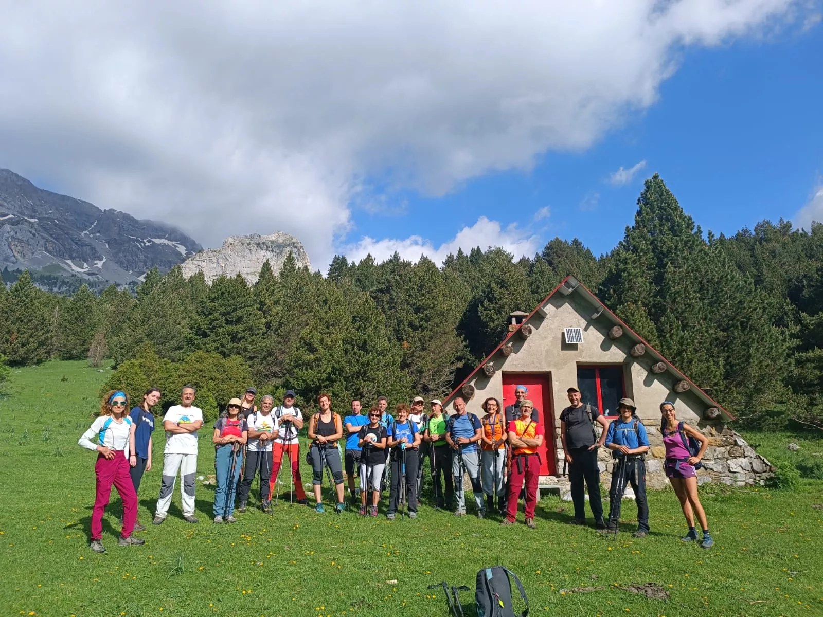 El grupo de senderistas del Club de Montaña Nabaín y Club Atlético Sobrarbe. Entre Bielsa y Tella, por caminos olvidados