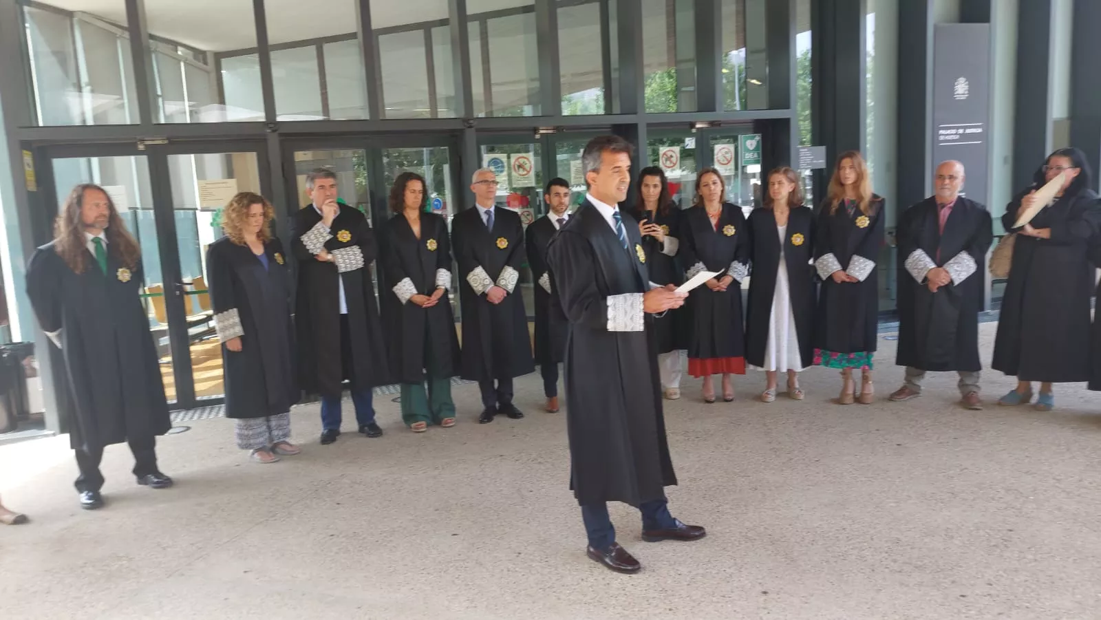 Eduardo Bernués lee el Manifiesto de Jueces y Fiscales del Palacio de Justicia