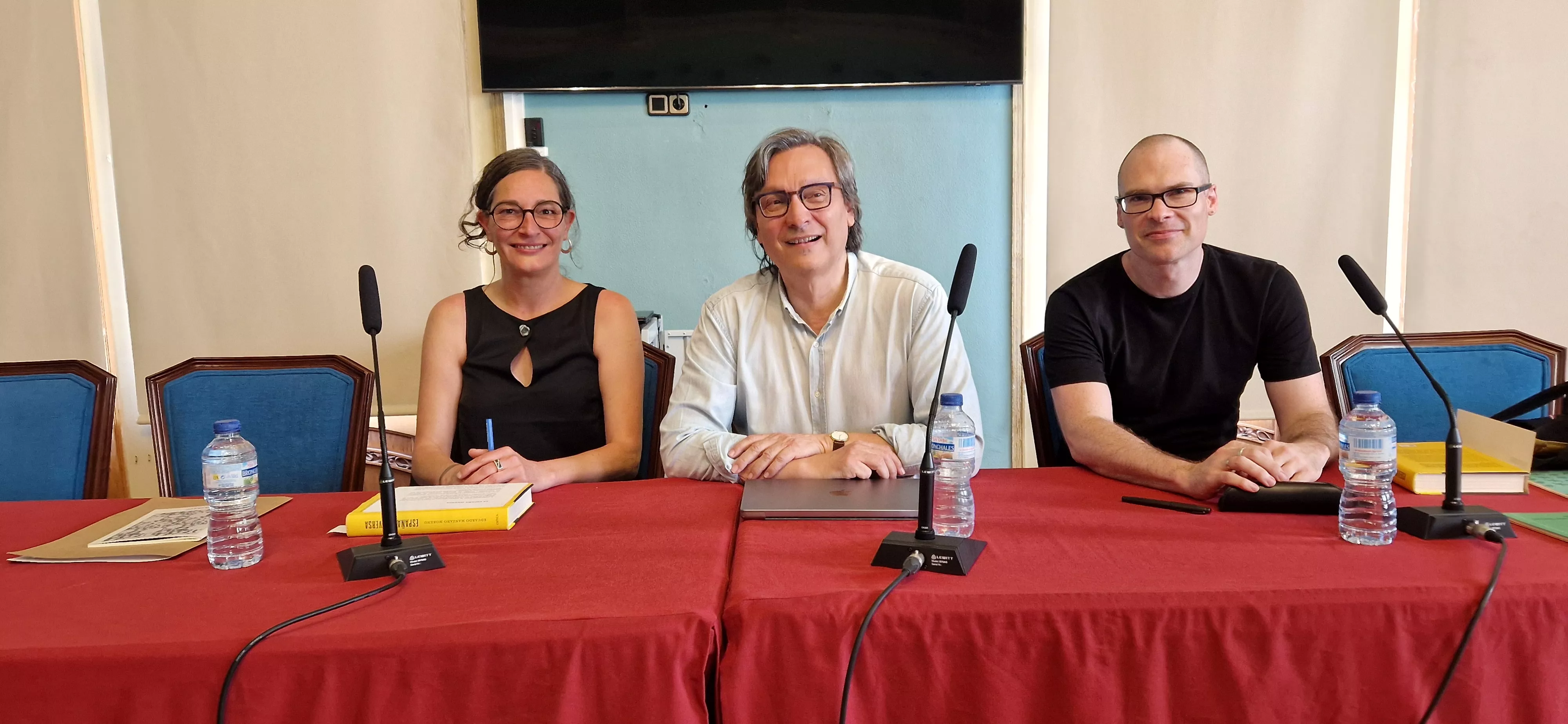 Arantza Añaños, Eduardo Manzano y Nicolás Sesma, en el Salón Azul del Casino de Huesca. Foto Myriam Martínez