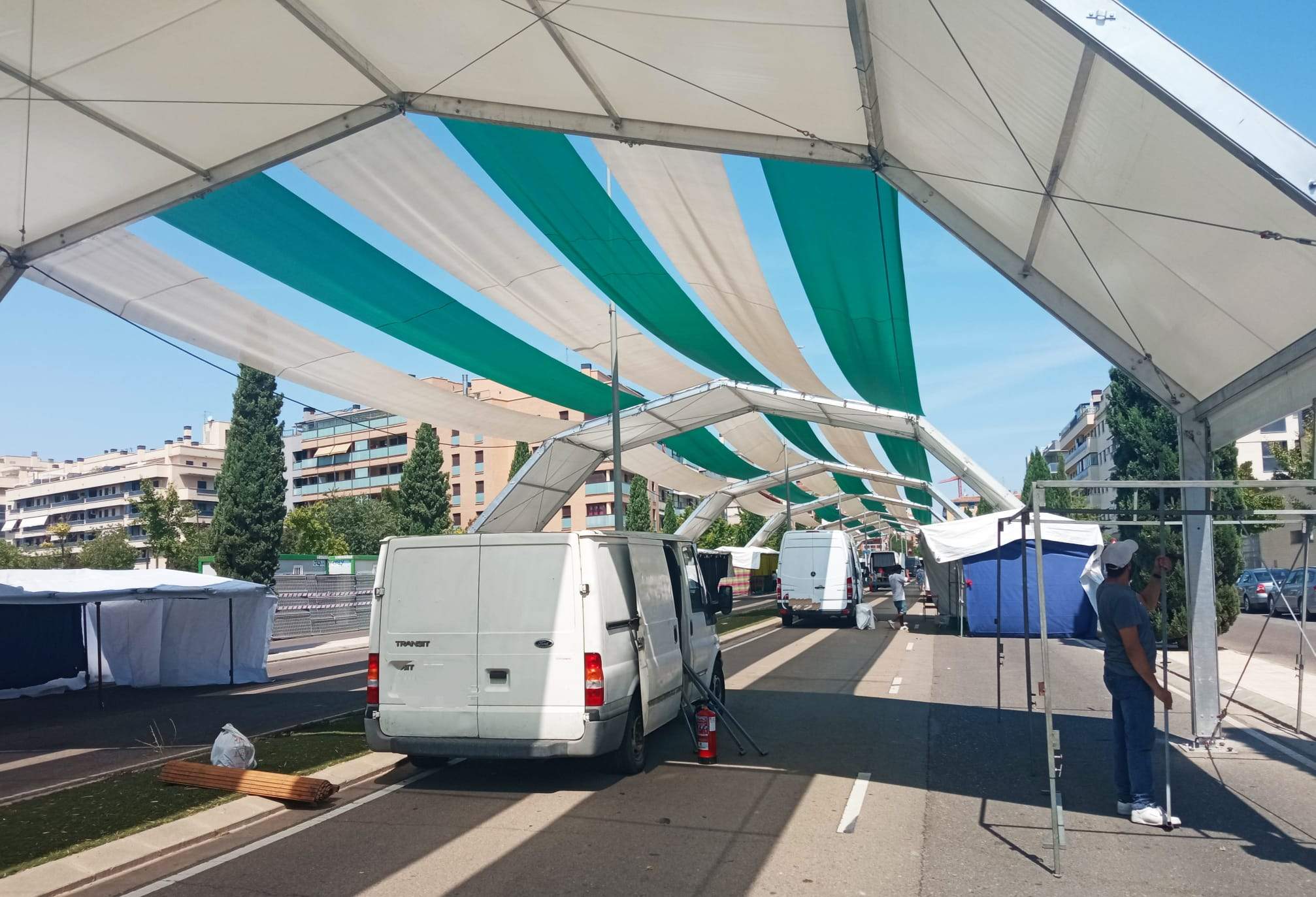 Imagen de archivo de la instalación del mercado de venta ambulante en la avenida Monegros.