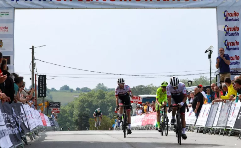 Pablo Ara celebra la victoria de su compañero Aarón Nougué. 