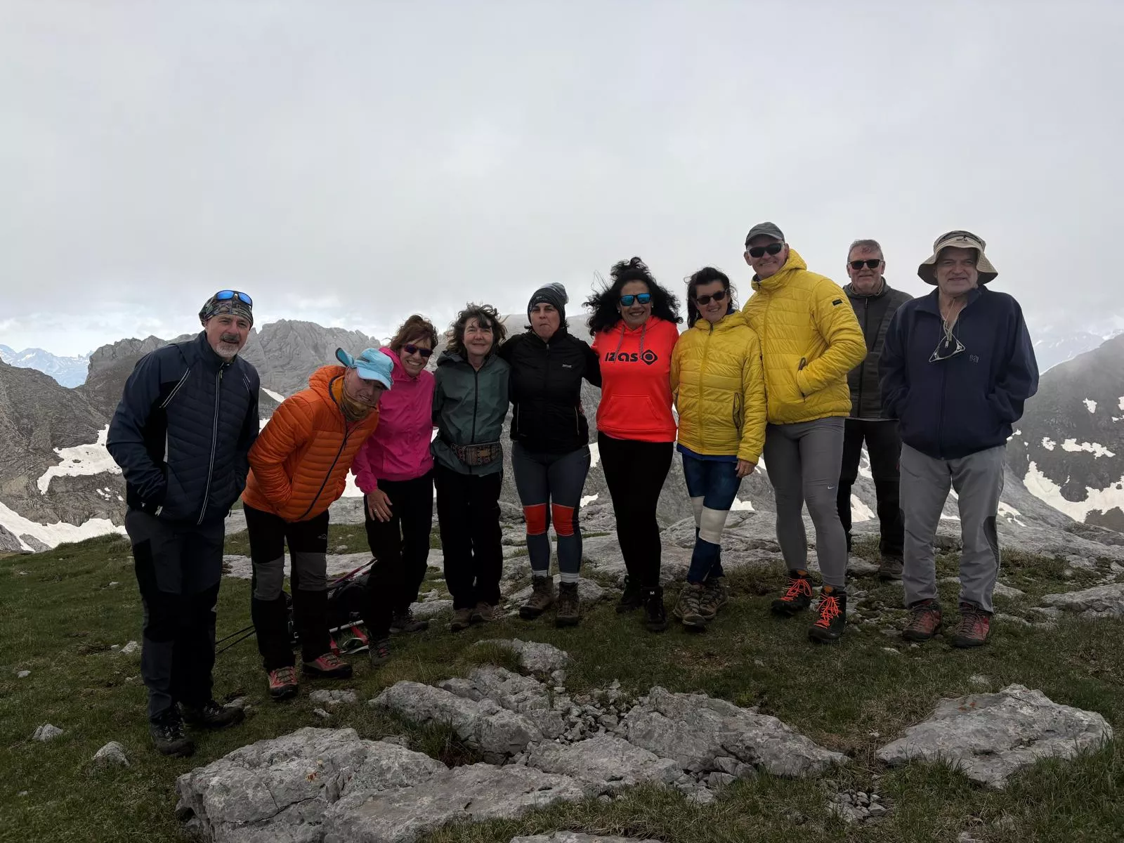En la cima donde fue necesario ponerse los plumas debido a una gélida niebla. 