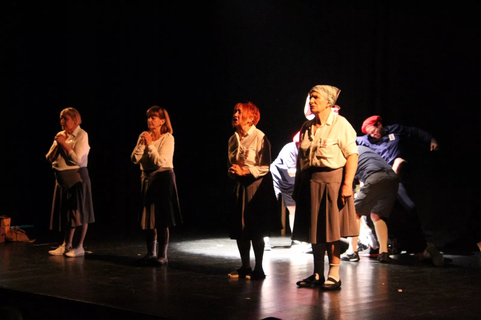 Las Lolas y la obra “Terror y miseria en el primer franquismo”. Foto Carlos Neofato