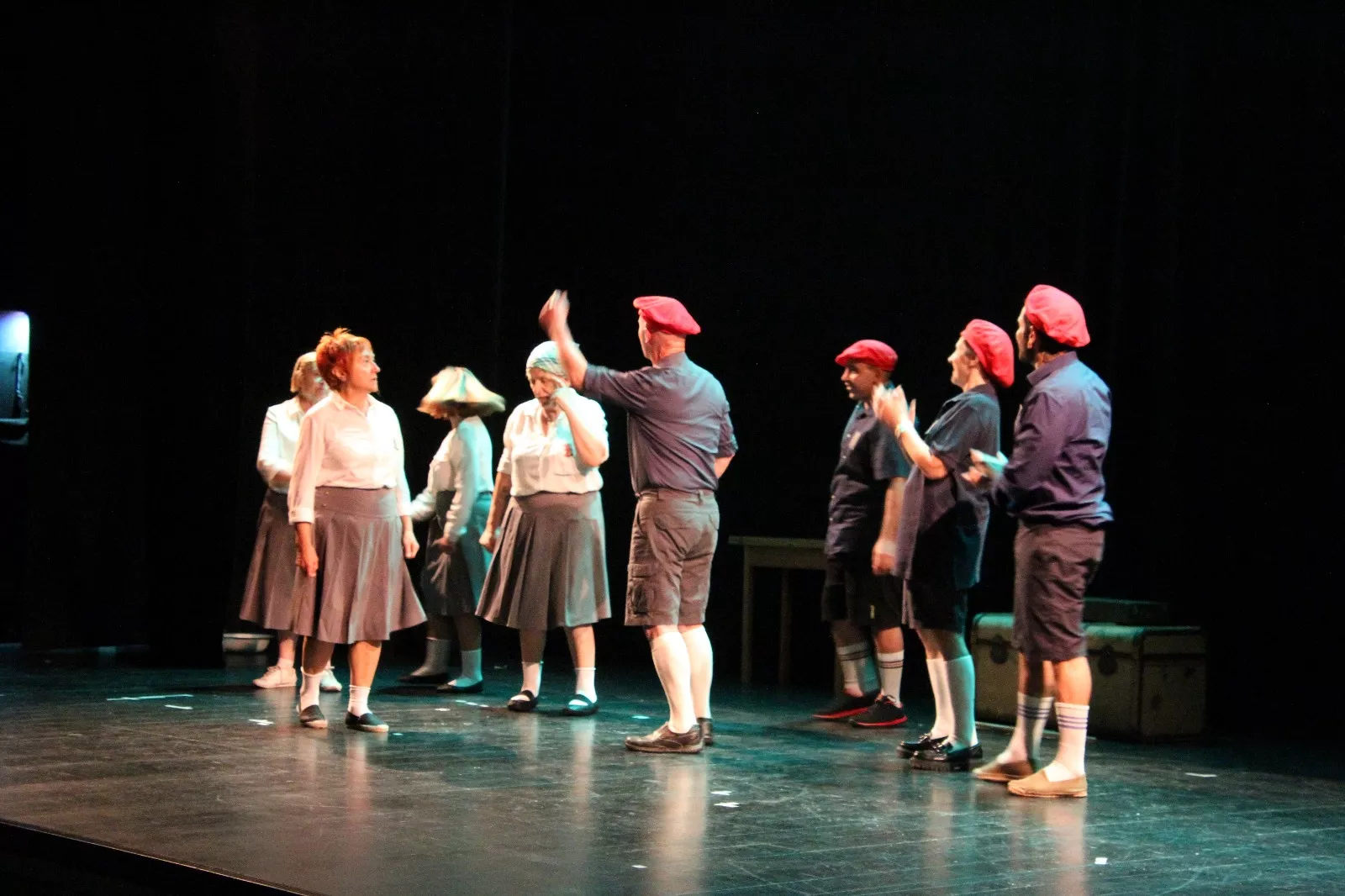 Las Lolas y la obra “Terror y miseria en el primer franquismo”. Foto Carlos Neofato