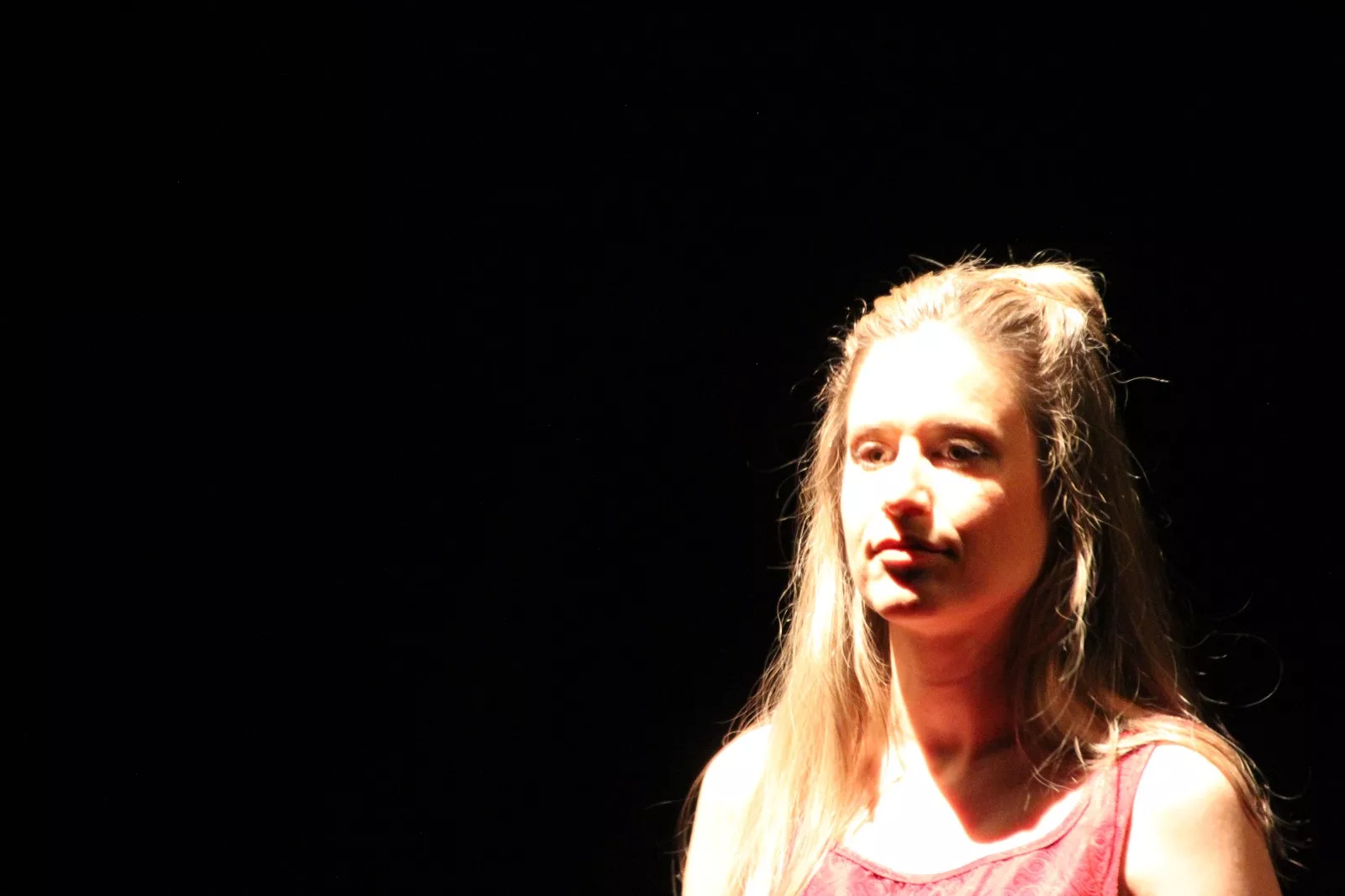 Las Lolas y la obra “Terror y miseria en el primer franquismo”. Foto Carlos Neofato