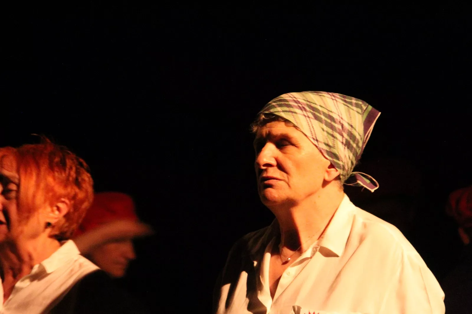 Las Lolas y la obra “Terror y miseria en el primer franquismo”. Foto Carlos Neofato