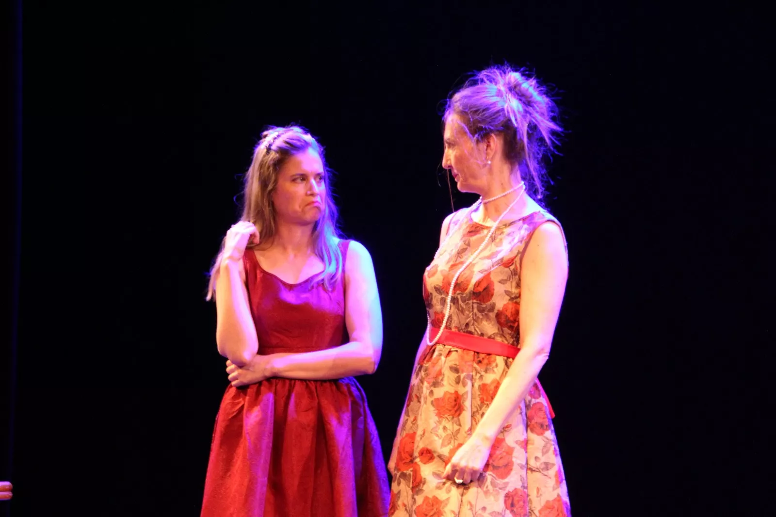 Las Lolas y la obra “Terror y miseria en el primer franquismo”. Foto Carlos Neofato