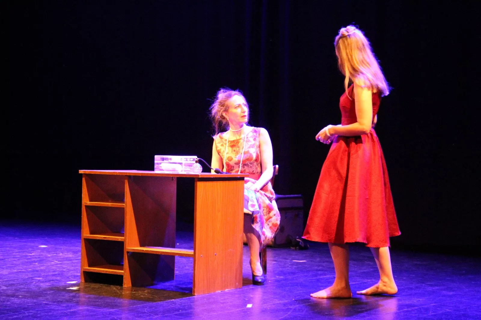 Las Lolas y la obra “Terror y miseria en el primer franquismo”. Foto Carlos Neofato