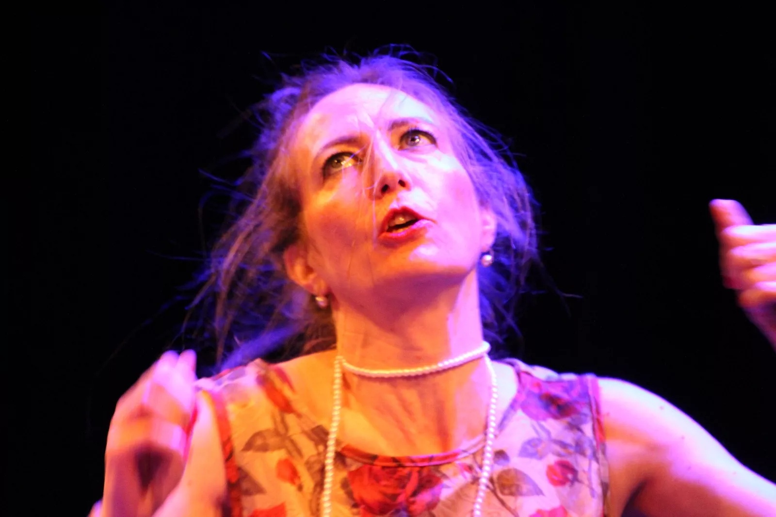 Las Lolas y la obra “Terror y miseria en el primer franquismo”. Foto Carlos Neofato