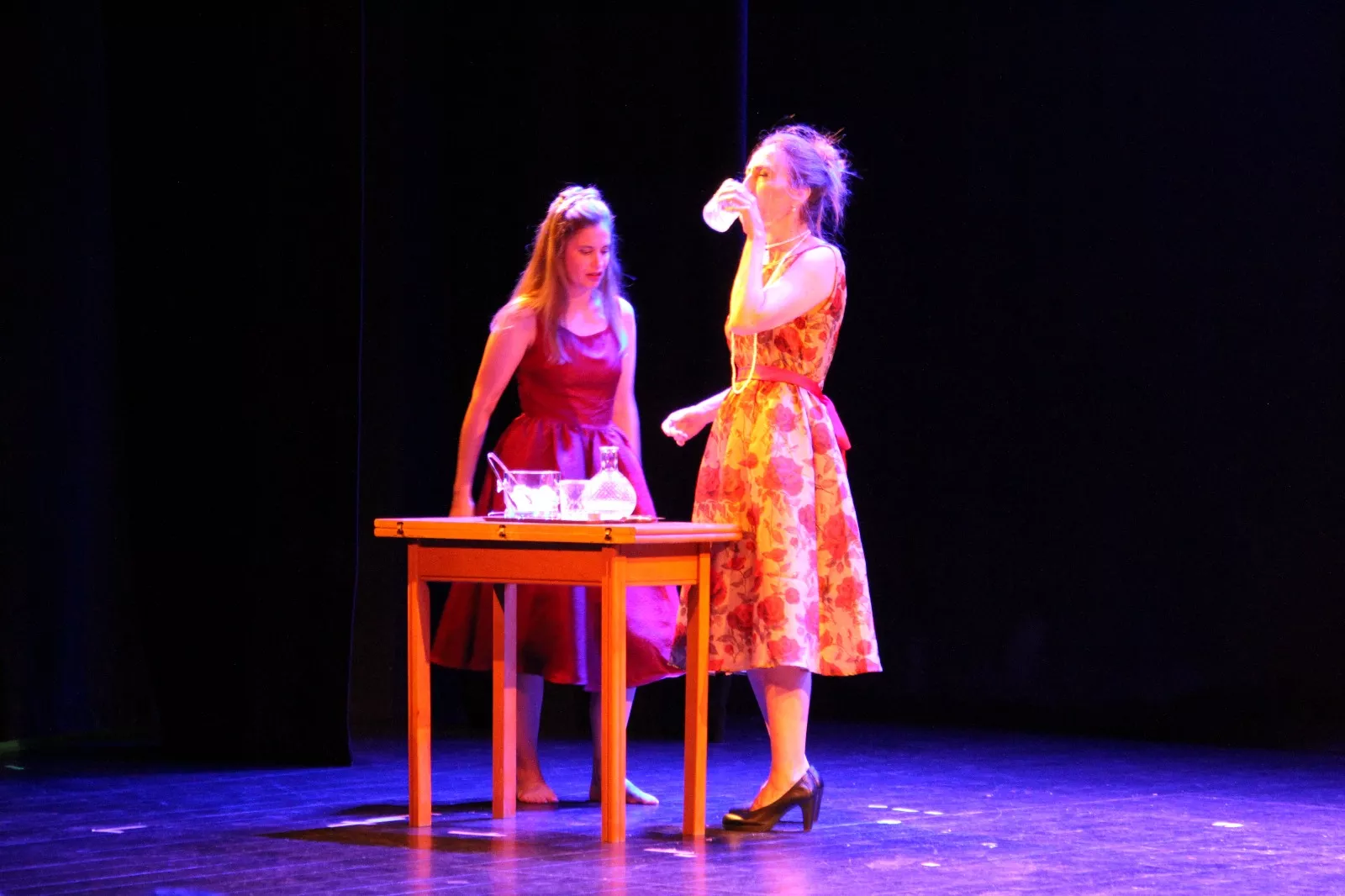 Las Lolas y la obra “Terror y miseria en el primer franquismo”. Foto Carlos Neofato