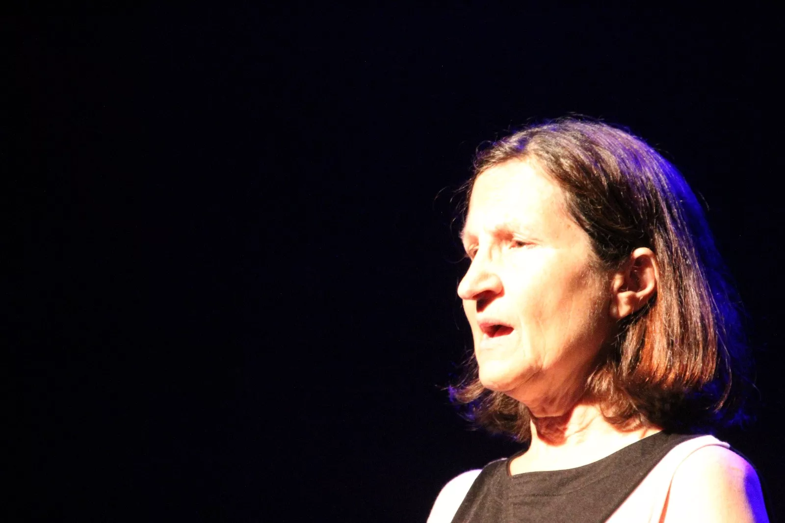 Las Lolas y la obra “Terror y miseria en el primer franquismo”. Foto Carlos Neofato