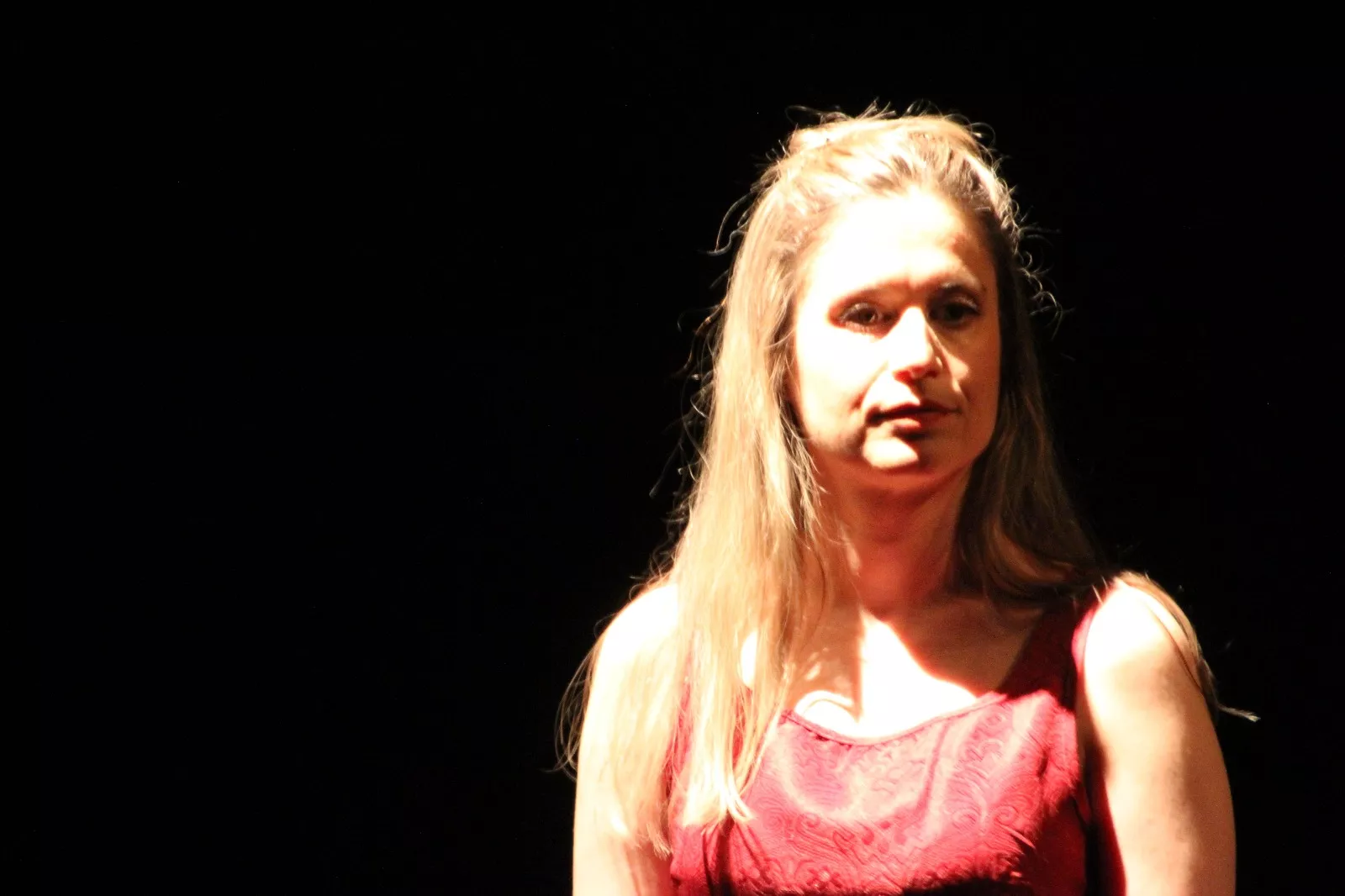 Las Lolas y la obra “Terror y miseria en el primer franquismo”. Foto Carlos Neofato