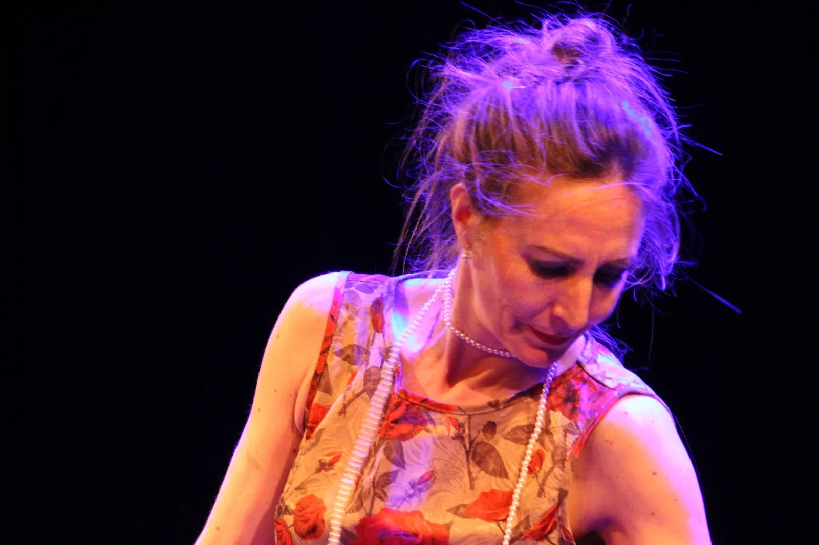 Las Lolas y la obra “Terror y miseria en el primer franquismo”. Foto Carlos Neofato