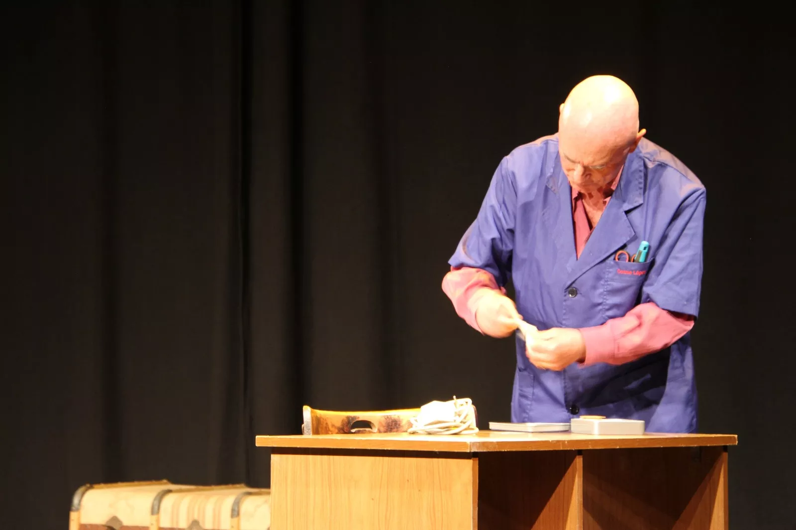 Las Lolas y la obra “Terror y miseria en el primer franquismo”. Foto Carlos Neofato