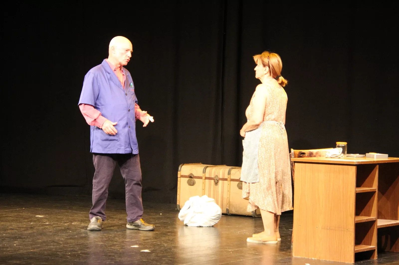 Las Lolas y la obra “Terror y miseria en el primer franquismo”. Foto Carlos Neofato