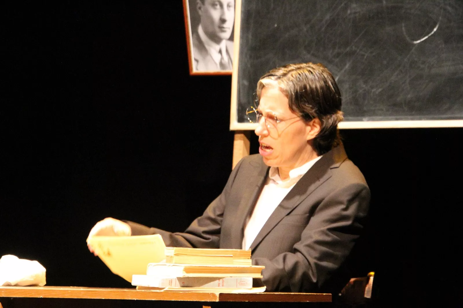 Las Lolas y la obra “Terror y miseria en el primer franquismo”. Foto Carlos Neofato