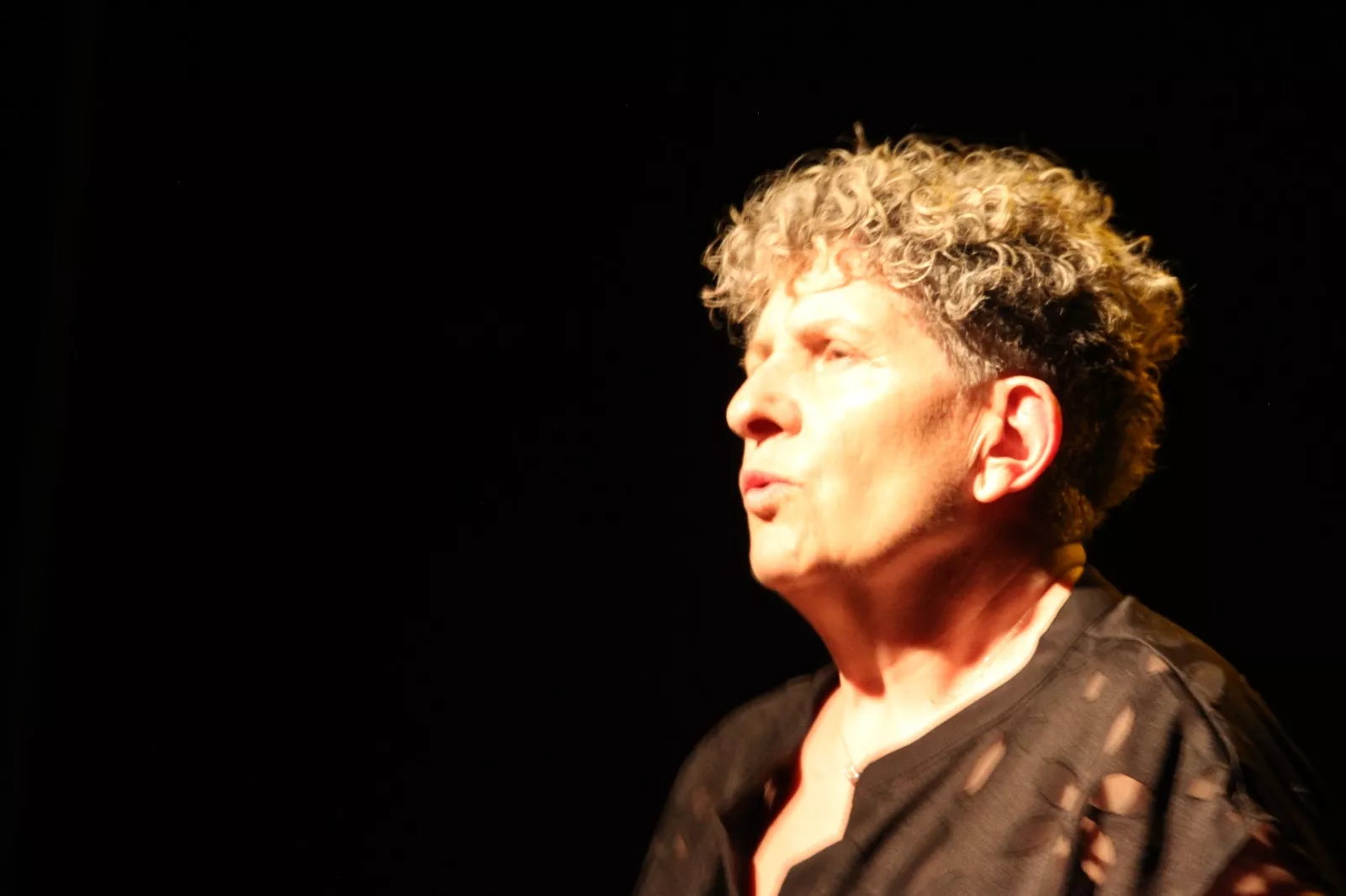 Las Lolas y la obra “Terror y miseria en el primer franquismo”. Foto Carlos Neofato