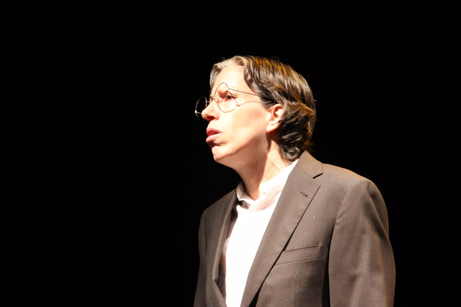 Las Lolas y la obra “Terror y miseria en el primer franquismo”. Foto Carlos Neofato