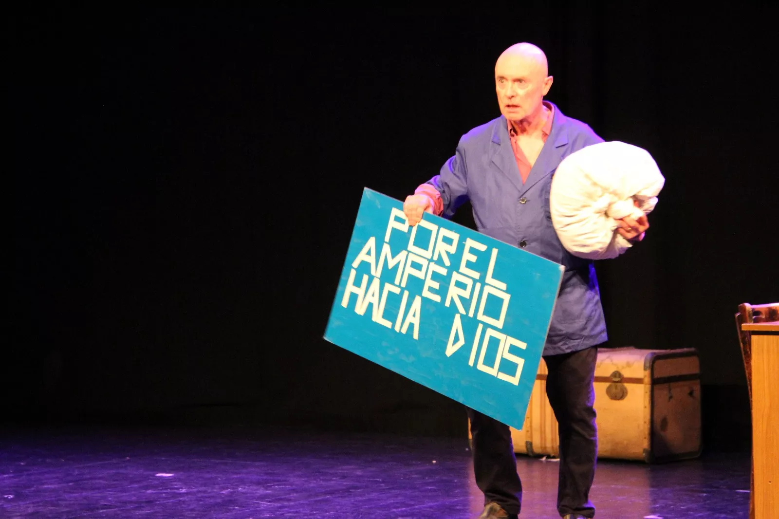 Las Lolas y la obra “Terror y miseria en el primer franquismo”. Foto Carlos Neofato