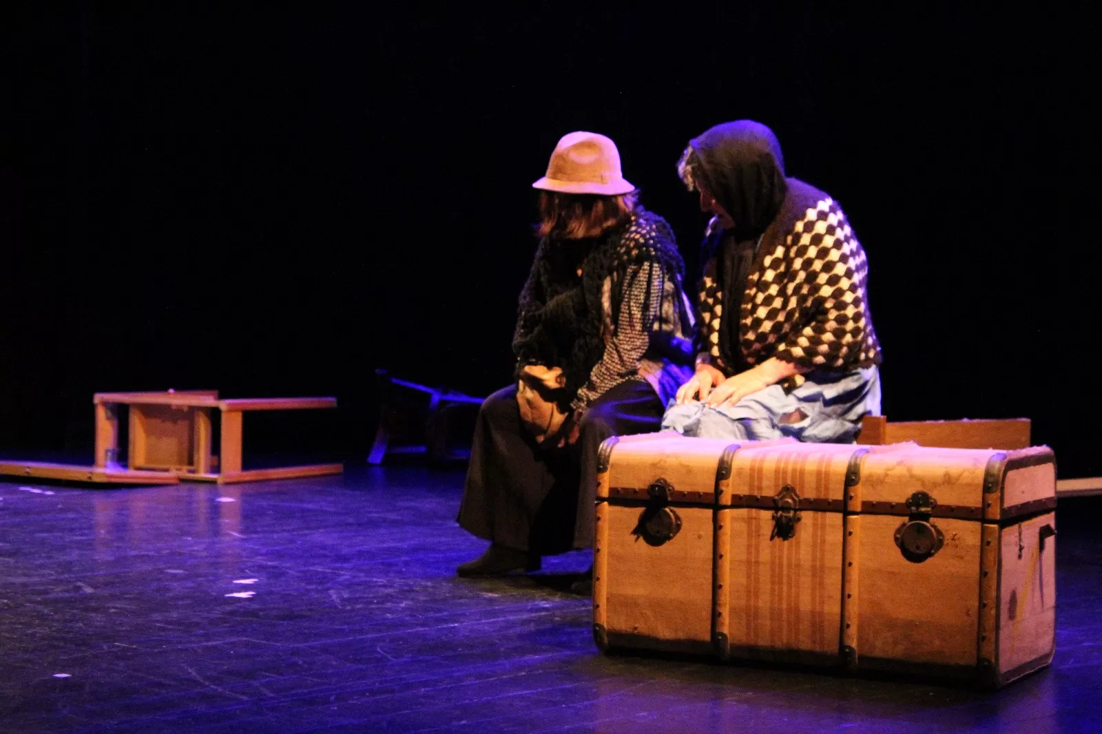 Las Lolas y la obra “Terror y miseria en el primer franquismo”. Foto Carlos Neofato