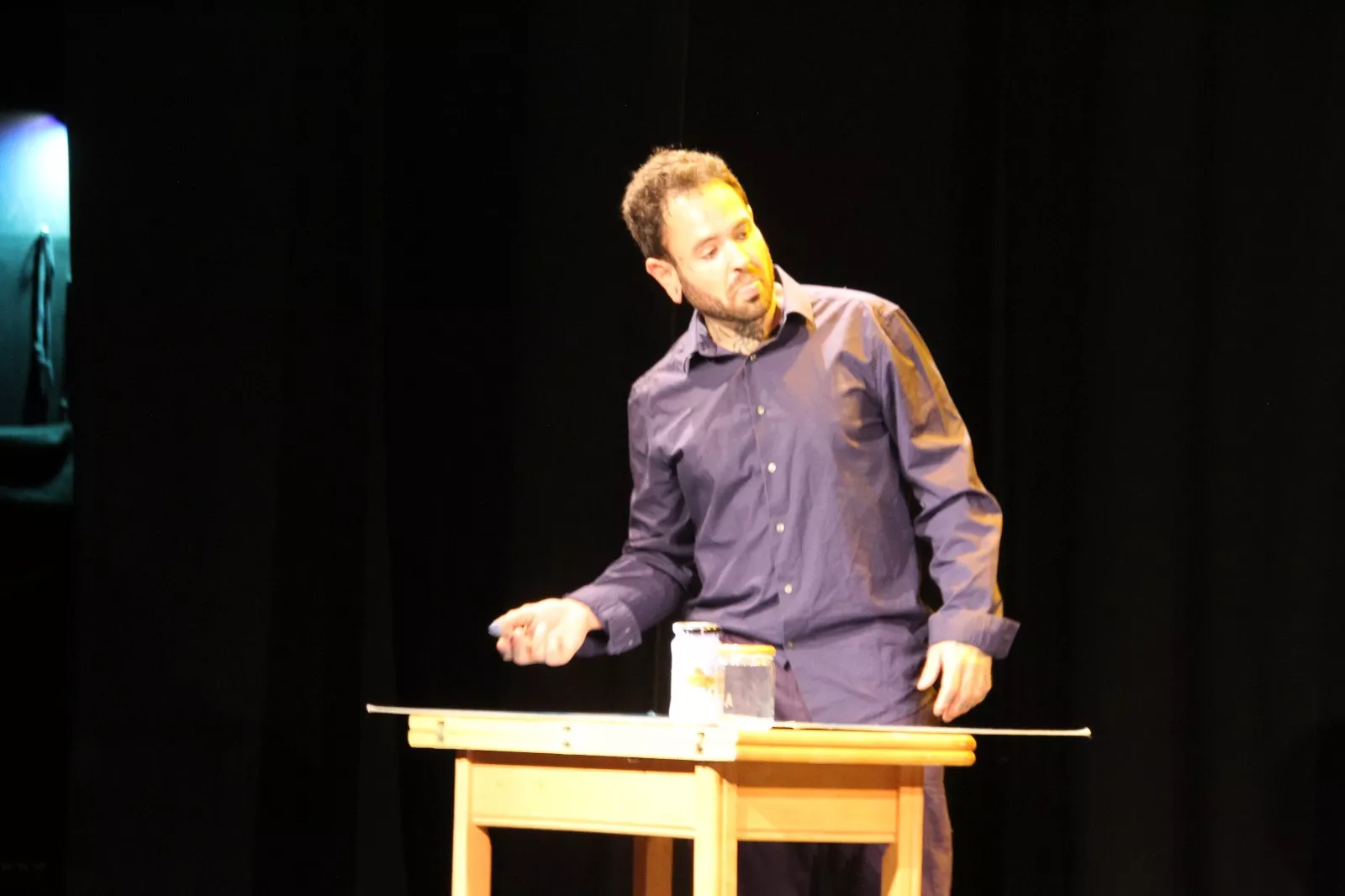 Las Lolas y la obra “Terror y miseria en el primer franquismo”. Foto Carlos Neofato