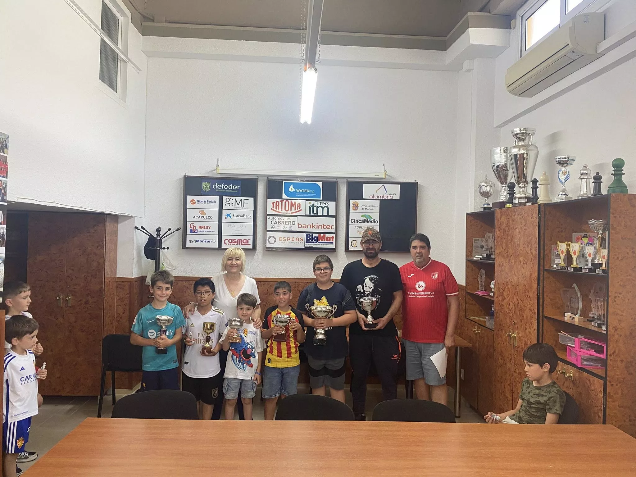 Foto de familia de los premiados.