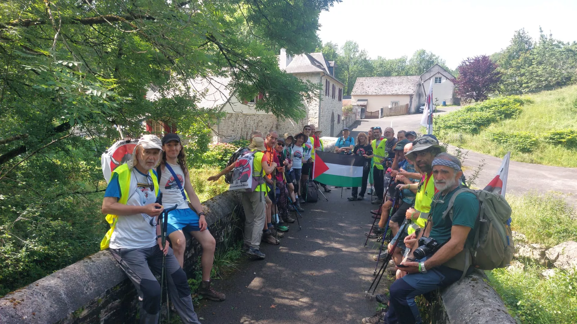 Participantes en la Marcha Pau-Somport en defensa de Canal Roya. Participantes en la Marcha Pau-Somport en defensa de Canal Roya.
