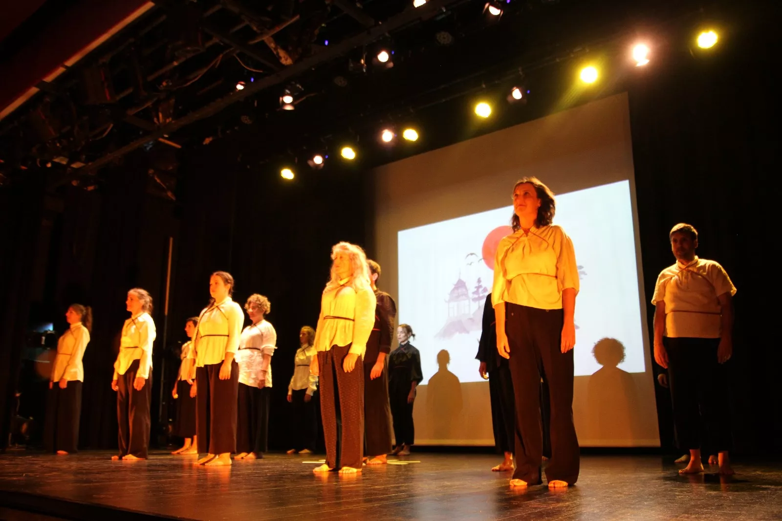 Grupo de danza de Nuria Bolea en la Muestra Joven. Foto Carlos Neofato