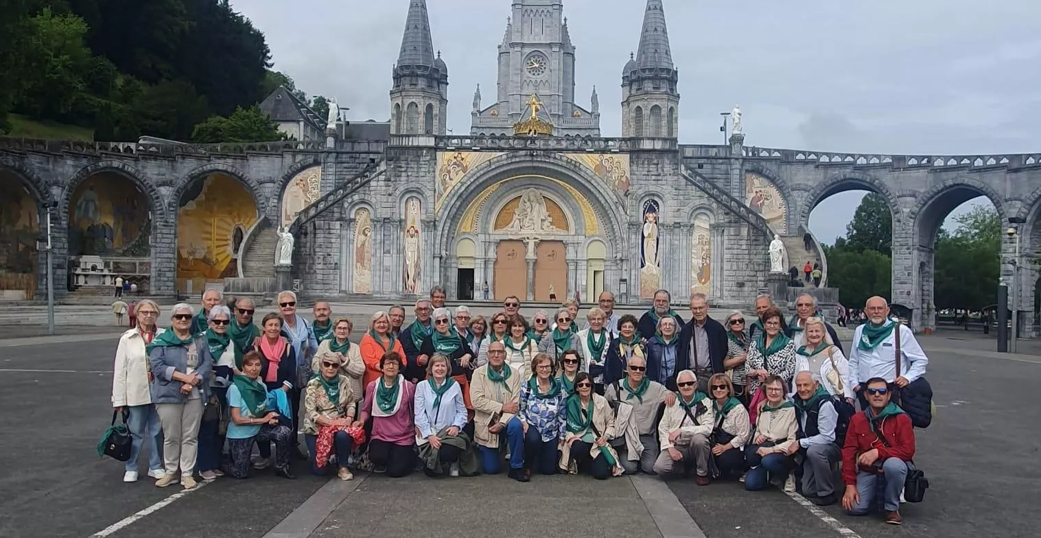 Foto de grupo en Lourdes.