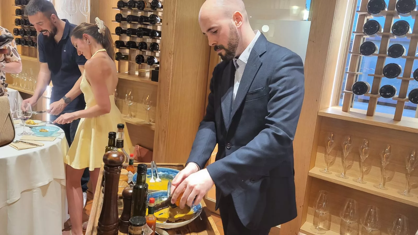 Lucas Sampietro en la elaboración del steak-tartar