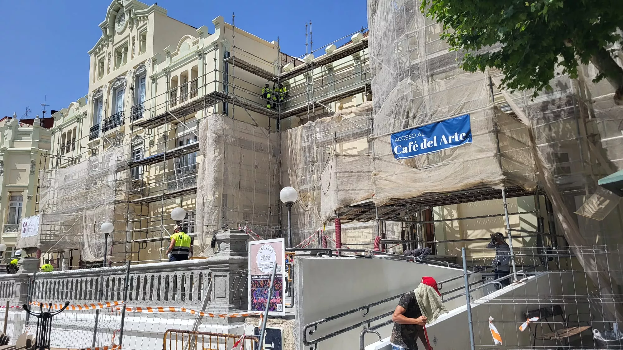 Fachada del Casino Oscense con los trabajos para desmontar los andamios