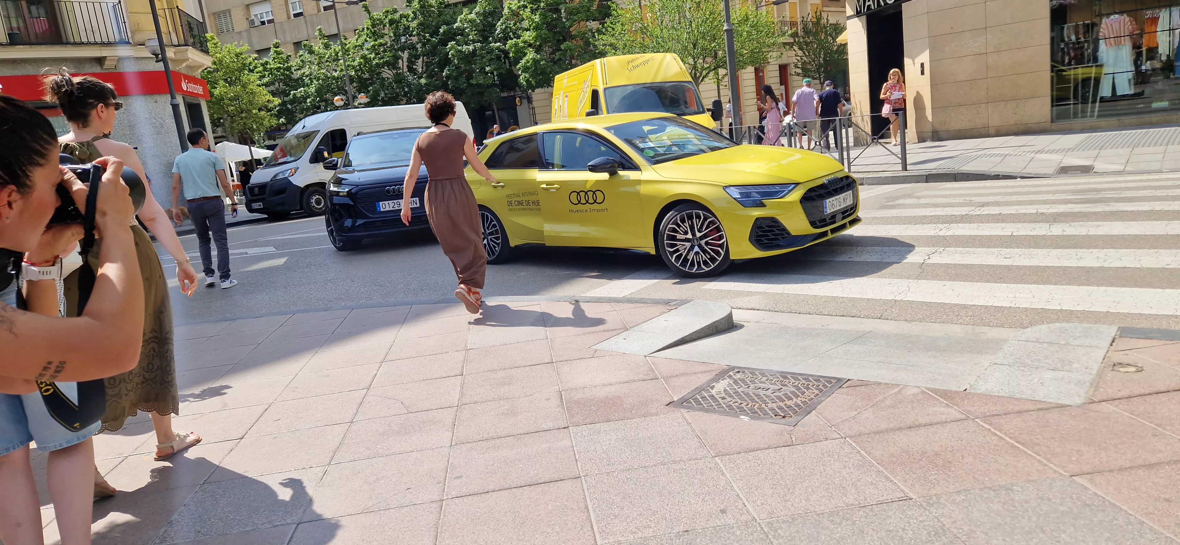 Llegada del equipo de "Parecido a un asesinato" a Huesca. Foto Myriam Martínez