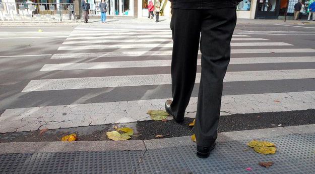 Algunas de las mejoras consisten en levantar la acera para crear un nuevo rebaje. 