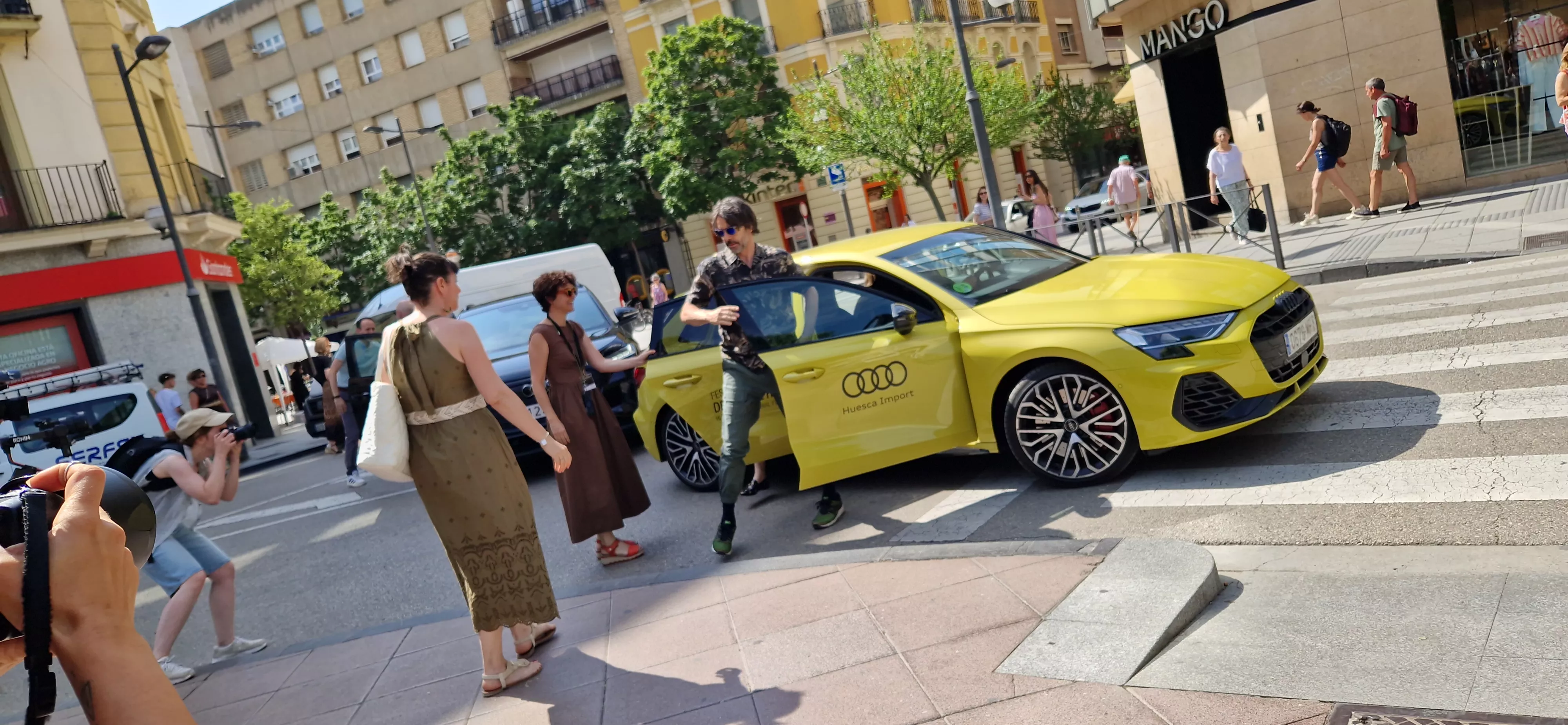 Llegada del equipo de "Parecido a un asesinato" a Huesca. Foto Myriam Martínez