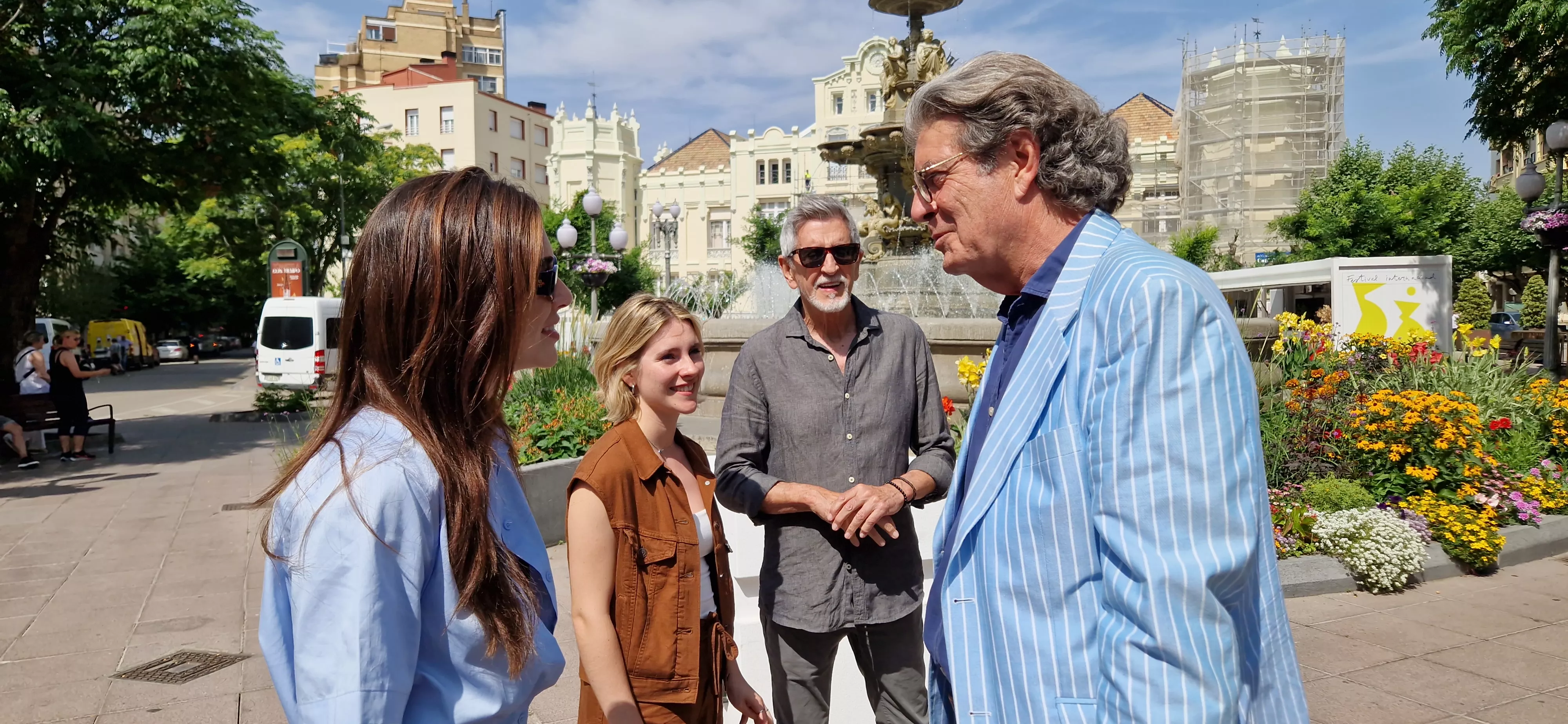 Juan Bolea con el equipo de "Parecido a un asesinato" en Huesca. Foto Myriam Martínez